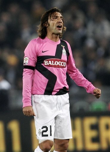 英超中游陷大乱斗！11队仅差6分，曼联利物浦等四队同积26分（英超中游混战白热化：11队分差仅6分，曼联、利物浦等四队同积26分）