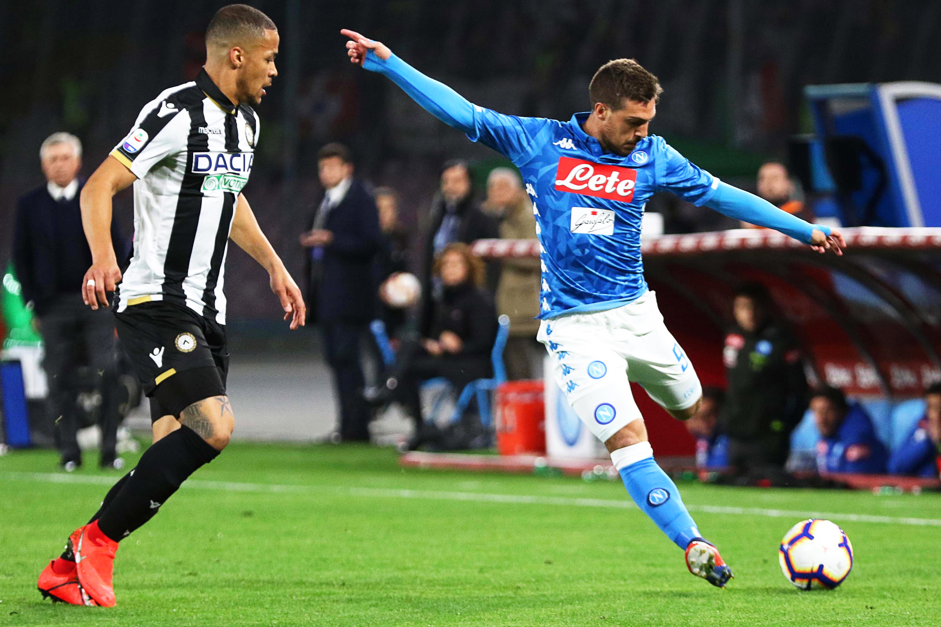 曼联最艰难时刻迎击阿森纳 数据示梦剧场沦陷（曼联低谷迎战阿森纳 数据预示梦剧场恐失守）