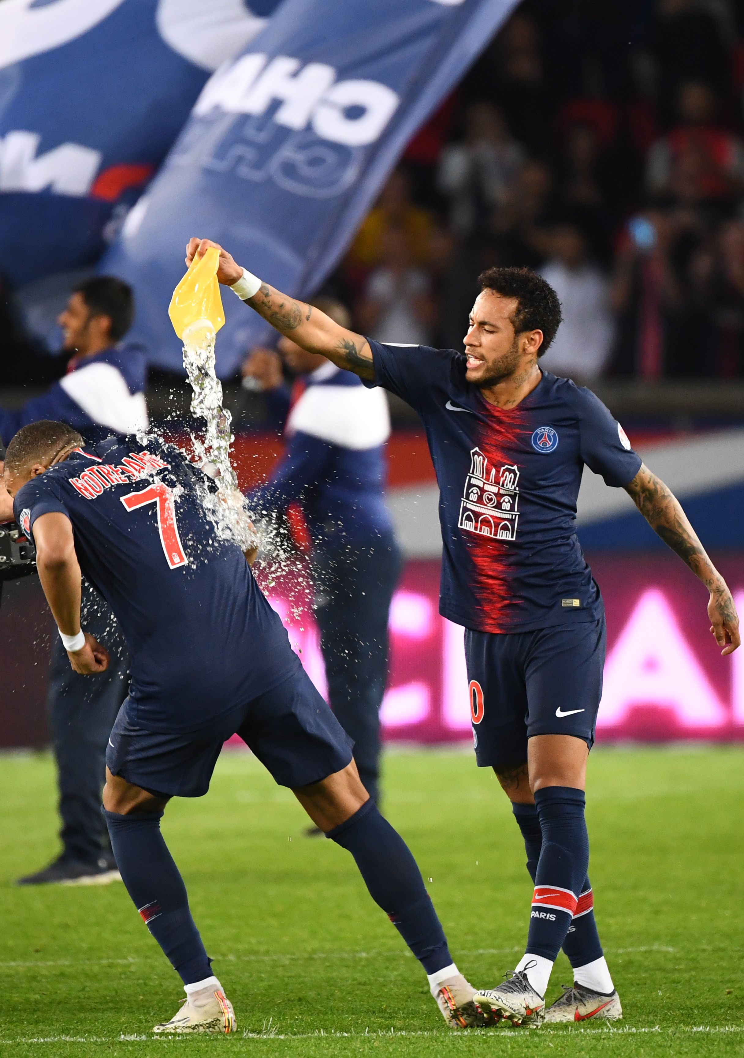 何意味？桑乔发帖：你必须对我有用才能待在我身边（用意何在？桑乔发文：对我有用的人才能留在我身边）