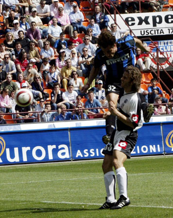 队记：拉尔森的左脚踝X光检查结果为阴性，明天进行MRI检查