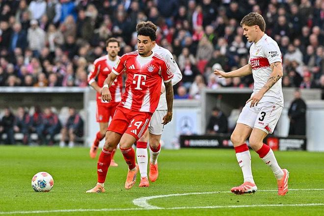 U22国足力克韩国U22，球迷在球员谢场时高喊“雄起”