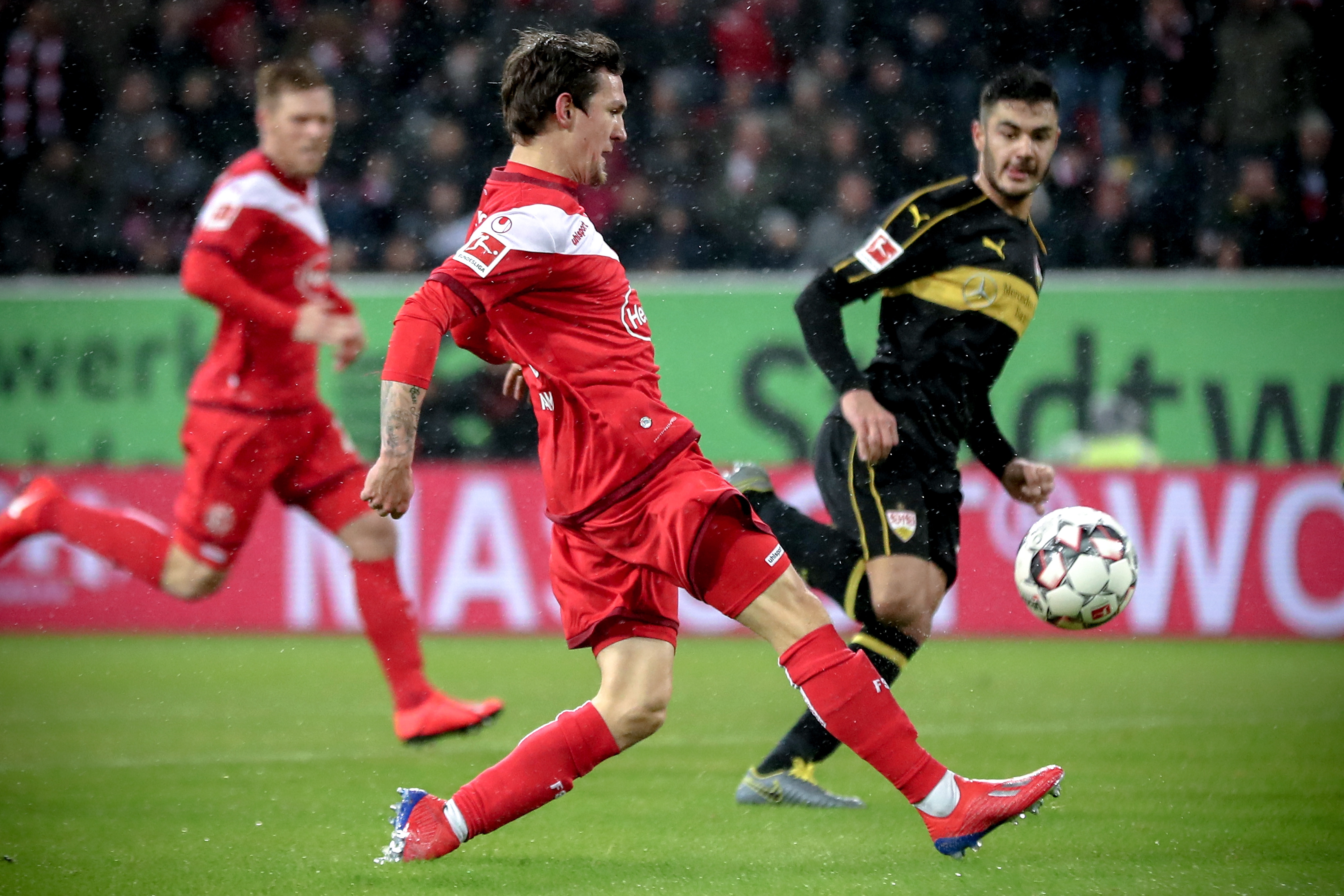 群雄争霸，意甲连续第二年至少4支排名前列的球队相差2分以内（意甲群雄并起，连续两季至少四强分差不超2分）