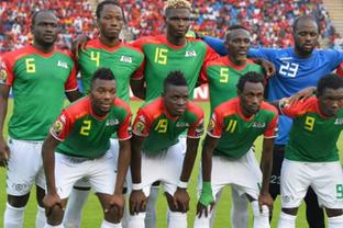 斯洛特：我们没有可用的边锋，派出两名9号球员是合乎逻辑的